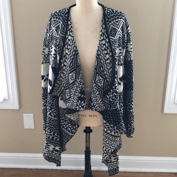 Iron Fist Sweaters - 🌼2 for $40🌼 B&W Iron Fist Skull cardigan